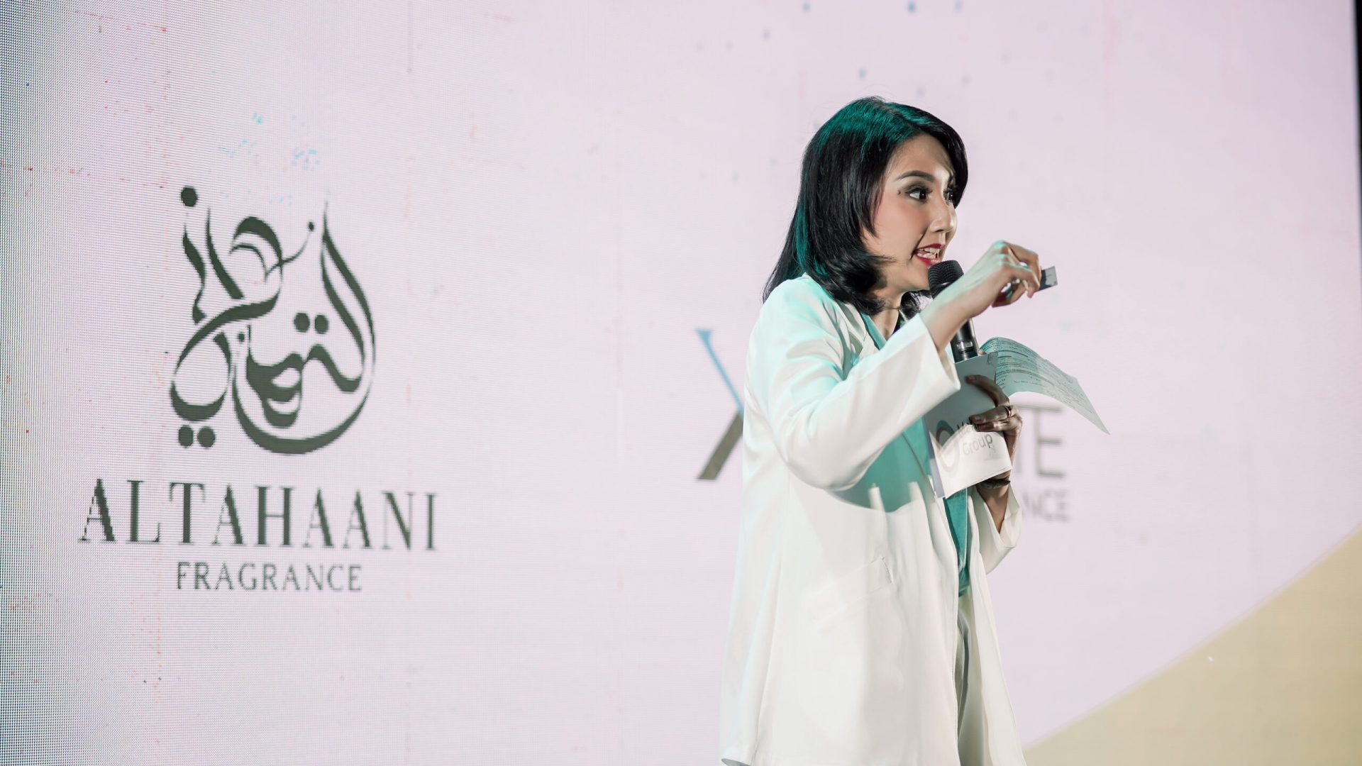 seorang MC berinteraksi dengan audience dalam acara Maharum Mega Launch